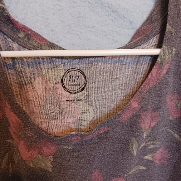 🌷🌷 Maurices Floral gray tee - Picture 2 of 3